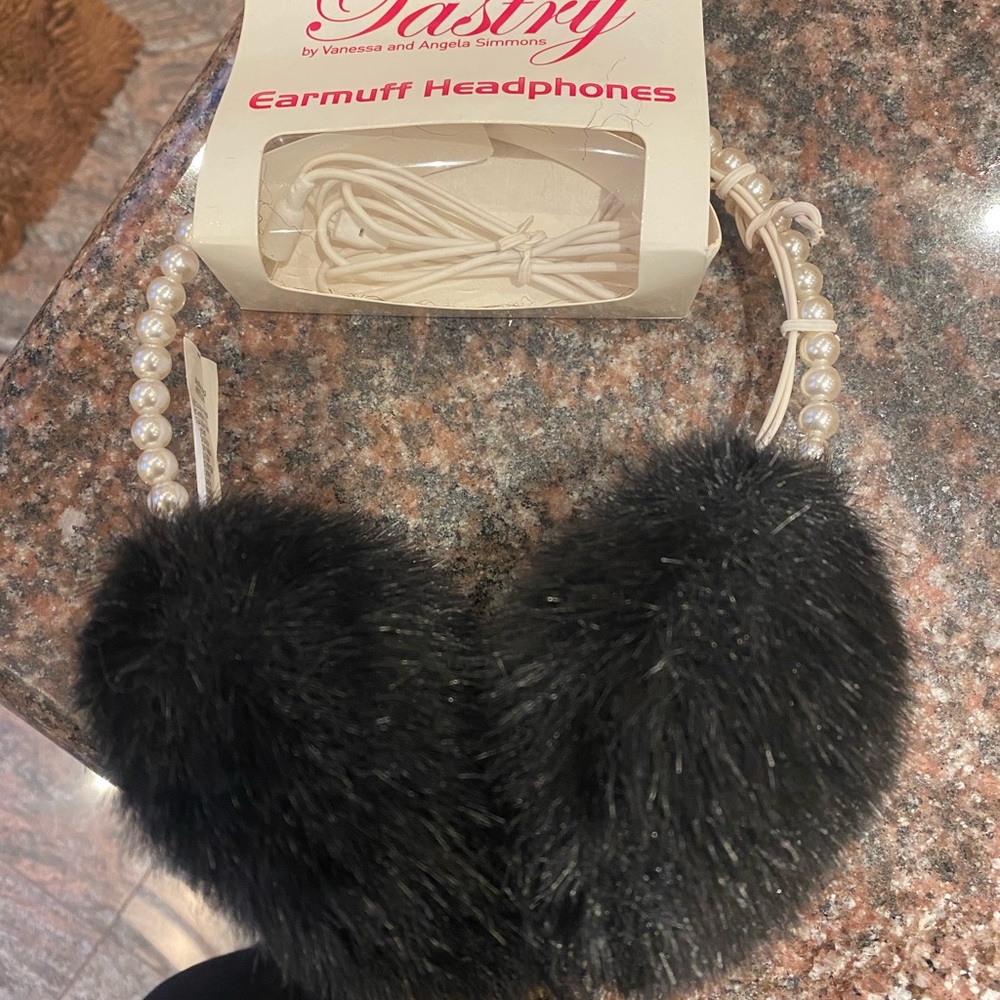 Earmuff headphones faux fur plays music